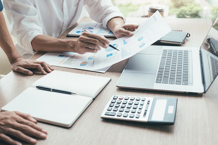 Advertising expert analysing research